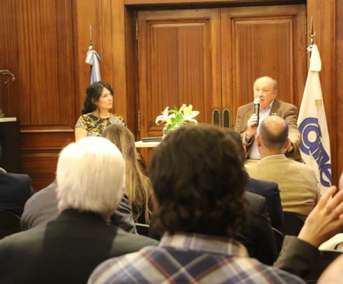 Micaela Tommasini, coordinadora de la Secretara de Responsabilidad Social y Desarrollo Sustentable de CAME, junto a Pablo Villano, coordinador de la mesa agroalimentaria de la entidad