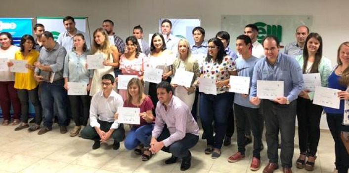 Las autoridades junto a los premiados y participantes