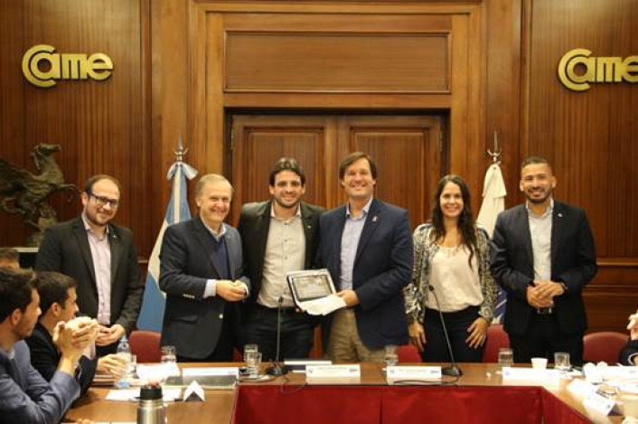 Jos A. Bereciarta junto a Fabin Zarza, Javier Ibez y dems representantes de CAME Joven