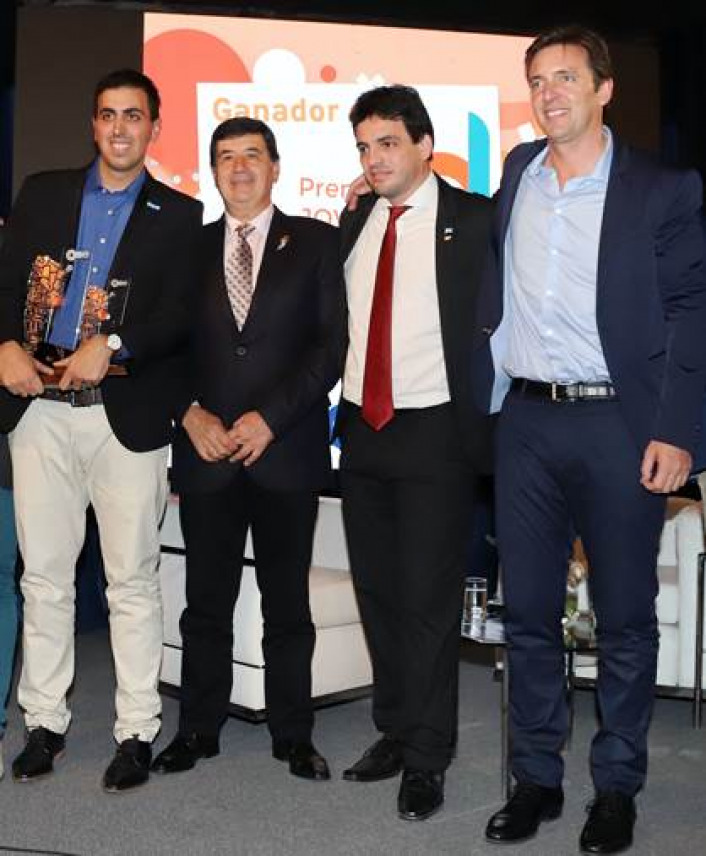 El ganador, Mauro Tronelli, junto al presidente de CAME, Gerardo Daz Beltrn, el titular de CAME Joven, Fabin Zarza, y el diputado Eduardo Cceres