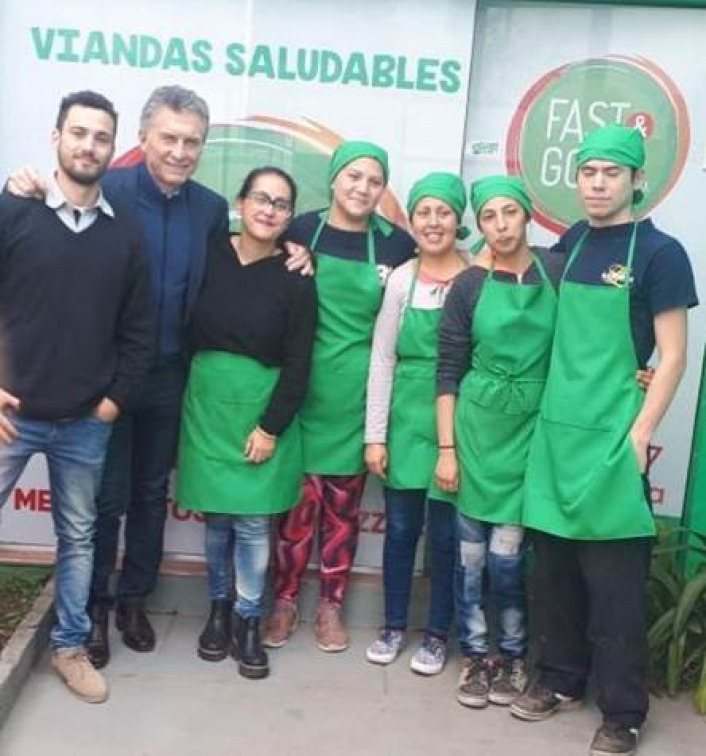 El presidente Macri junto a la ganadora y su equipo