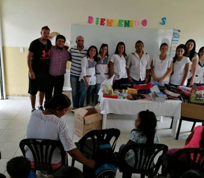 Representante de CCVA junto a docentes y alumnos de la Escuela Primaria de Gestión Social N° 13