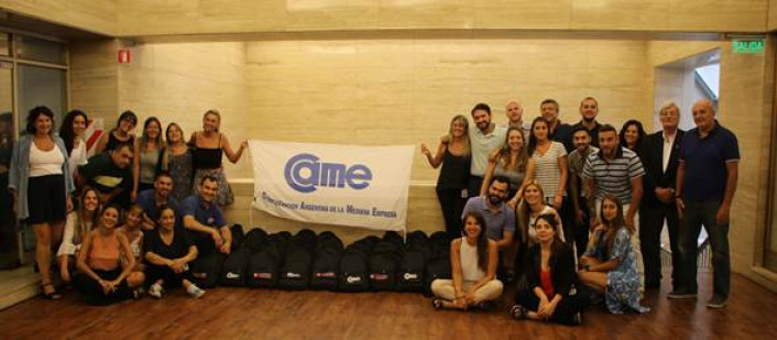 Colaboradores de la entidad participaron del armado de 80 mochilas