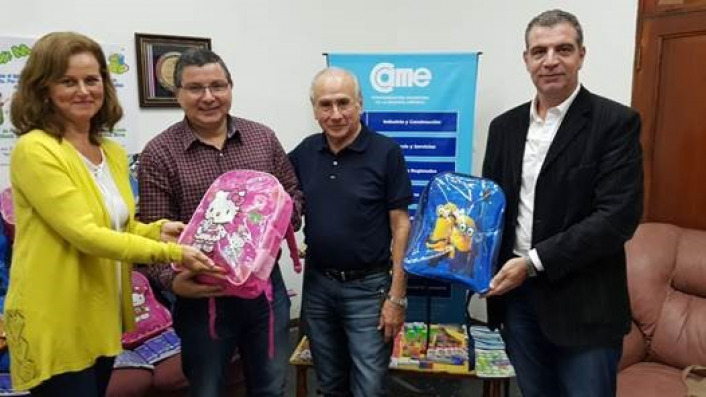 Representantes de la Cmara de Comercio e Industria de Fras reuniendo donaciones en sus instalaciones