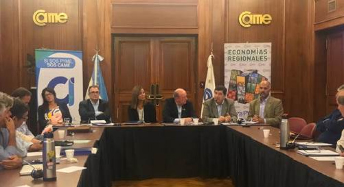 Gerardo Daz Beltrn junto a representantes de pymes de agroalimentos y bebidas de todo el pas