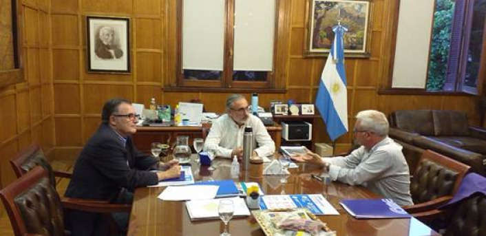 Luis Basterra junto a los dirigentes del rea de Economas Regionales de CAME