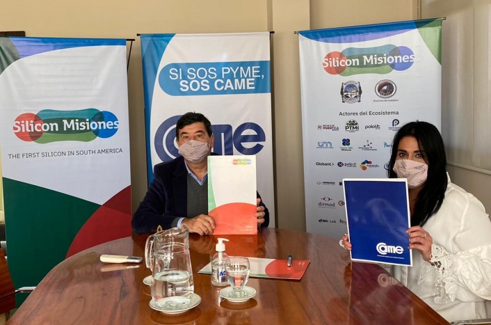 El presidente de CAME, Gerardo Daz Beltrn, firmando el convenio junto a la representante de Silicon Misiones, Flavia Morales