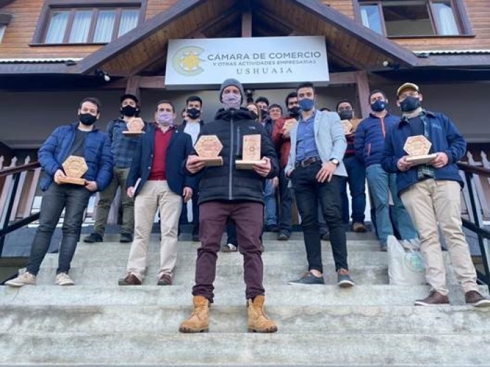 Fernando Antueno, titular de Atama Alimentos, junto a los finalistas del Premio Joven Empresario TDF 2021