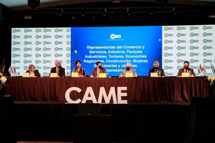 Alfredo Gonzlez y Marc del Pont junto al vicepresidente primero de la entidad, Camilo Alberto Kahale, el vicepresidente segundo, Fabin Castillo, la vicepresidenta tercera, Claudia Fernndez, el secretario General, Ricardo Diab y el secretario de Hacien