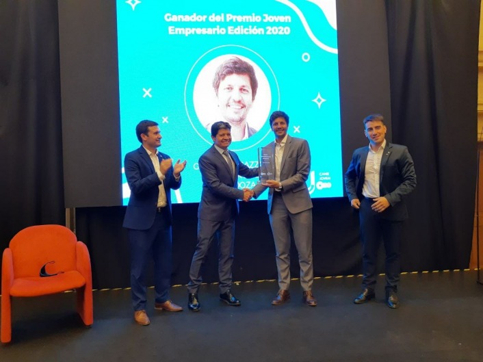 Alfredo Gonzlez junto a Federico Pelli entregando el premio a Ragazzone