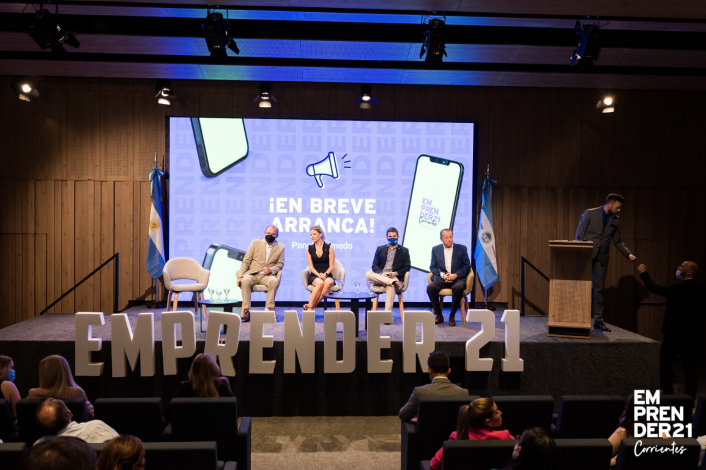 Federico Pelli junto al intendente de la Ciudad de Corrientes, Eduardo Tassano; el secretario general de la FECORR, Carlos Botello; y la referente de la provincia, Ana Arauz