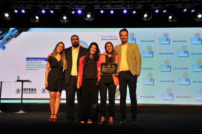 Sebastin Reao, presidente de JEFEBA, junto a la ganadora del Premio