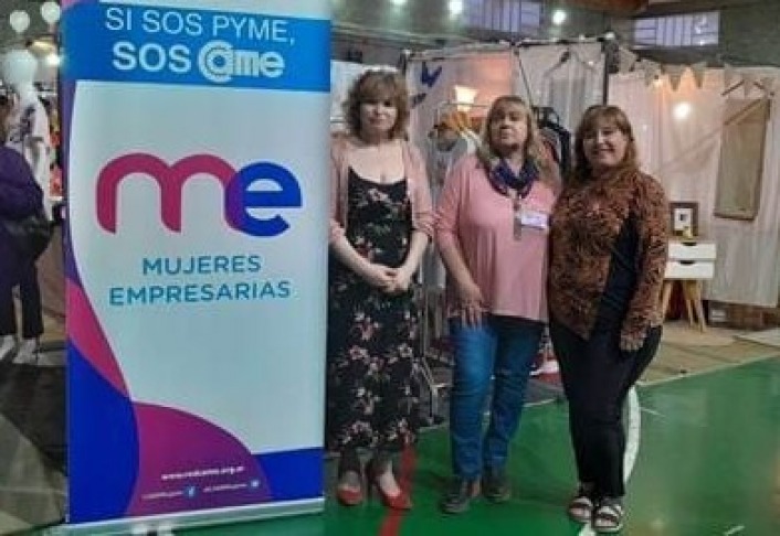 Giorgia junto con González y Reynoso ambas referentes de la comisión de Mujeres de Caleta Olivia