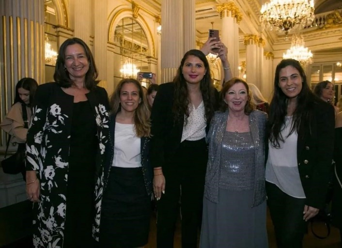 Laura Teruel junto a mujeres destacadas en diversos mbitos