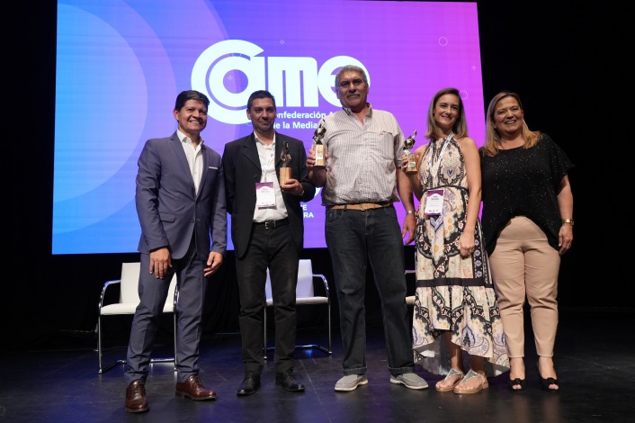 Gonzlez y Moccioli junto a los premiados