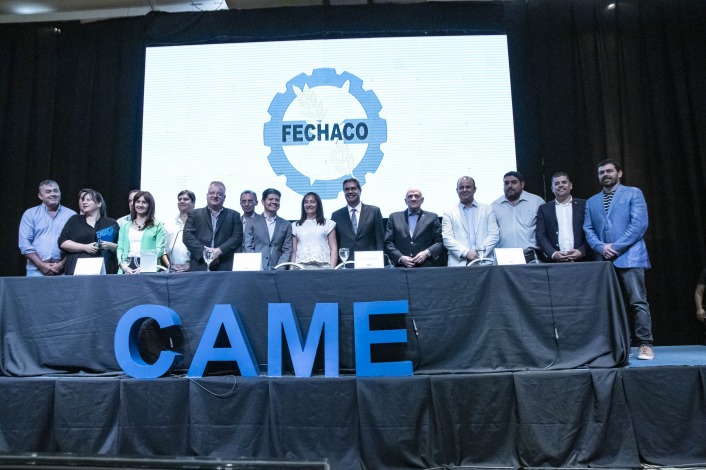 Directivos de CAME, de FECHACO, Capitanich e intendentes luego de la firma