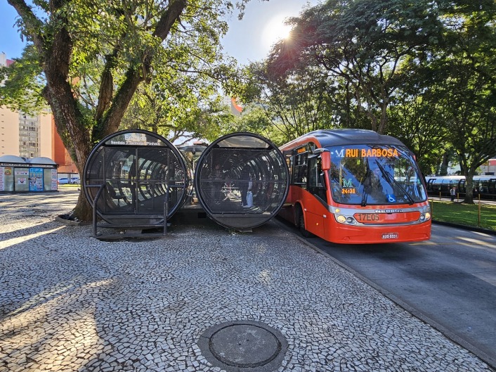 Las paradas de Curitiba son tubos de cristal y acero con una media de 10 metros de largo y ubicadas cada 800 metros aproximadamente