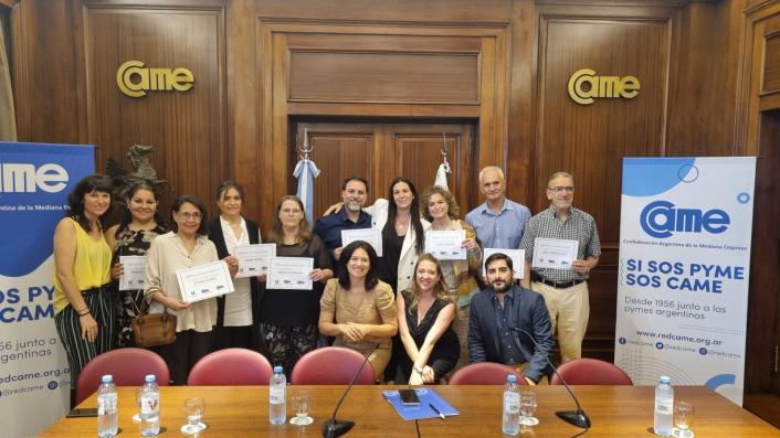 Mentores del programa con sus diplomas de reconocimiento junto al equipo de FinanCAME