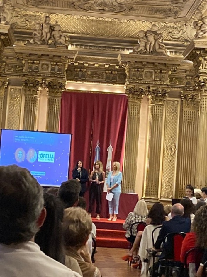 Maria Laura Teruel recibiendo el reconocimiento