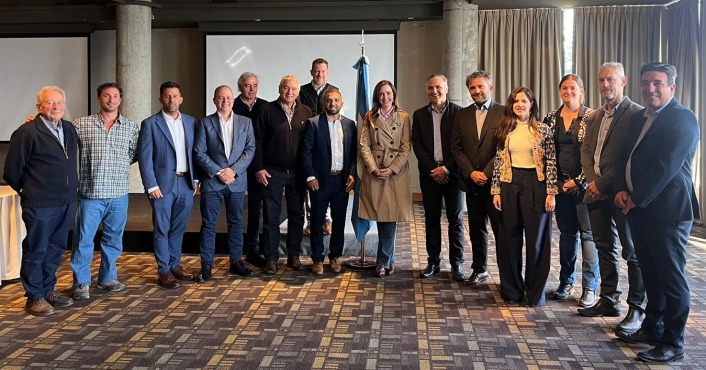 Empresarios de Bariloche y funcionarios provinciales junto con Villarruel